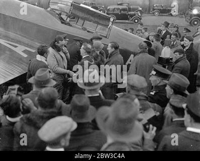 Jones et Waller débarque à Lympne après un vol record depuis l'Australie . 2 novembre 1934 Banque D'Images