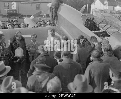 Jones et Waller débarque à Lympne après un vol record depuis l'Australie . 2 novembre 1934 Banque D'Images