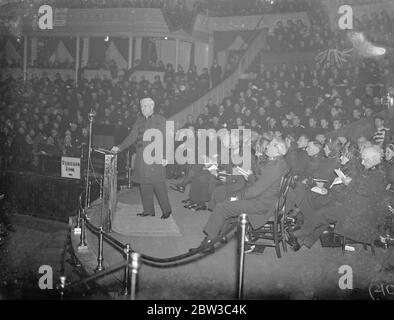 Le général Higgins de l'Armée du salut dit au revoir à l' Albert Hall . Le commandant Evangeline Booth a réussi . 1er novembre 1934 Banque D'Images