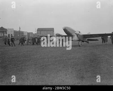 Jones et Waller débarquaient à Lympne après un vol record depuis l'Australie. Le record a été établi avec un G-ACSR de Havilland DH.88 Comet . 2 novembre 1934 Banque D'Images