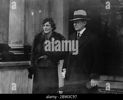 Marconi à Londres pour voir l'Angleterre contre l'Italie match de football à Highbury . 13 novembre 1934 Banque D'Images