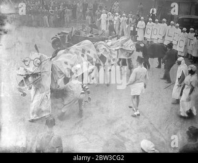 Kings College étudiants pendant la semaine de ' Rag ' avec University College dans le Strand , Londres . 23 novembre 1934 Banque D'Images