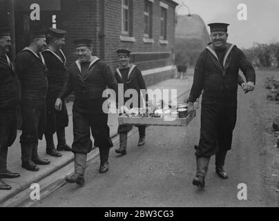 Marins livrant des articles de Noël pour la Marine royale à l'île de Baleine , Portsmouth . 22 novembre 1934 Banque D'Images