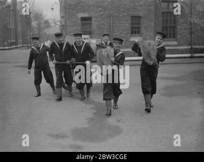 Marins livrant des articles de Noël pour la Marine royale à l'île de Baleine , Portsmouth . 22 novembre 1934 Banque D'Images