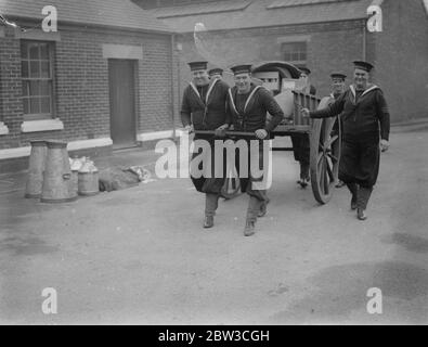 Marins livrant des articles de Noël pour la Marine royale à l'île de Baleine , Portsmouth . 22 novembre 1934 Banque D'Images