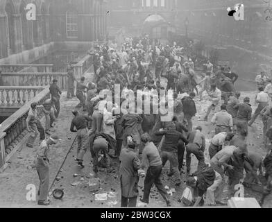 Kings College étudiants pendant la semaine de ' Rag ' avec University College dans le Strand , Londres . Combat fictif . 23 novembre 1934 Banque D'Images