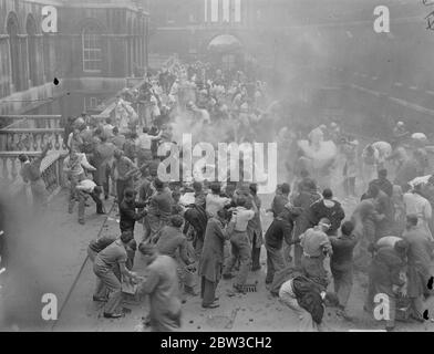 Kings College étudiants pendant la semaine de ' Rag ' avec University College dans le Strand , Londres . Combat fictif . 23 novembre 1934 Banque D'Images