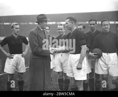 Arsenal de la Suède . L'équipe suédoise de football , AIK , rencontre West Ham à Upton Park . Le prince Carl de Suède observe le match en visitant pour le mariage royal . Photos ; le Prince Carl de Suède se mêle à l'équipe AIK . 26 novembre 1934 Banque D'Images