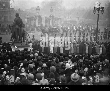 Mariage royal du duc de Kent et de la princesse Marina . Photos ; le Roi et la Reine revenant de l'abbaye de Westminster . 28 novembre 1934 Banque D'Images