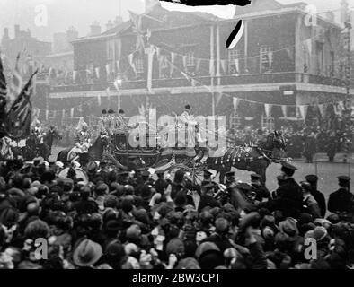 Le mariage royal du duc de Kent et de la princesse Marina de Grèce . Photos ; le Roi et la Reine revenant de l'abbaye de Westminster . 28 novembre 1934 Banque D'Images