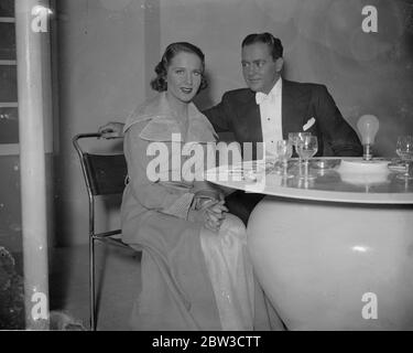 Buddy Rogers et Mart Brian engagé . Jouer ensemble dans le film britannique . Mlle Mary Brian et M. Buddy Rogers photographiés ensemble à Welwyn Garden City . 30 octobre 1935 Banque D'Images