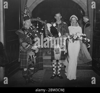 Les officiers de Seaforth Highlanders se marient ' s généraux fille . Photos , Mlle Joyce Kirk et M. A J Holkett Cassels étant conduits de l'église . 30 octobre 1935 Banque D'Images