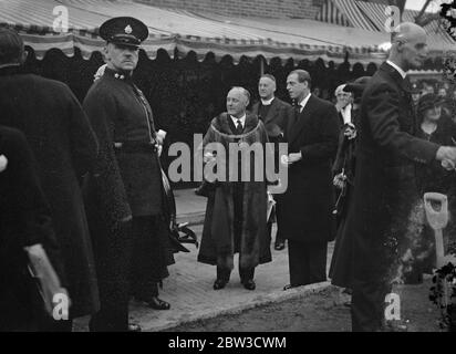 Le duc de Kent ouvre un nouveau domaine de logement . Le duc de Kent a ouvert le Hampstead Council , Westcroft Housing Estate à Lichfield Road , Cricklewood . Photos , le duc de Kent en visite dans le domaine avec le maire de Hampstead . 29 octobre 1935 Banque D'Images
