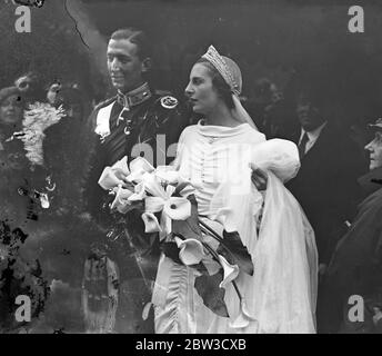 Les officiers de Seaforth Highlanders se marient ' s généraux fille . Photos , Mlle Joyce Kirk et M. A J Holkett Cassels étant conduits de l'église . 30 octobre 1935 Banque D'Images