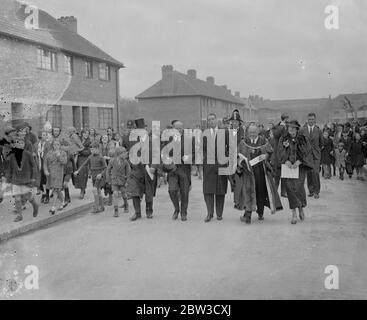 Le duc de Kent ouvre un nouveau domaine de logement . Le duc de Kent a ouvert le Hampstead Council , Westcroft Housing Estate à Lichfield Road , Cricklewood . Photos , le duc de Kent en visite dans le domaine avec le maire de Hampstead . 29 octobre 1935 Banque D'Images