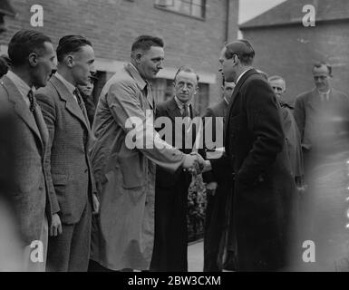 Le duc de Kent ouvre un nouveau domaine de logement . Le duc de Kent a ouvert le Hampstead Council , Westcroft Housing Estate à Lichfield Road , Cricklewood . Photos , le duc de Kent de Kent se serrer la main avec Jock Morton , le contremaître et joueur international de rugby écossais . 29 octobre 1935 Banque D'Images