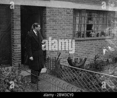 Le duc de Kent ouvre un nouveau domaine de logement . Le duc de Kent a ouvert le Hampstead Council , Westcroft Housing Estate à Lichfield Road , Cricklewood . Photos , le duc de Kent en visite dans le domaine avec le maire de Hampstead . 29 octobre 1935 Banque D'Images