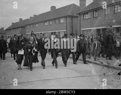 Le duc de Kent ouvre un nouveau domaine de logement . Le duc de Kent a ouvert le Hampstead Council , Westcroft Housing Estate à Lichfield Road , Cricklewood . Photos , le duc de Kent en visite dans le domaine avec le maire de Hampstead . 29 octobre 1935 Banque D'Images