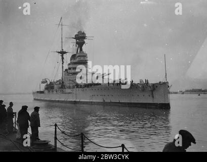 Cuirassé maison de la méditerranée . Les marins passeront noël en Angleterre . le navire de guerre HMS Resolution (numéro 09 ) de 29 , 150 tonnes est arrivé à Porstmouth d'Alexandrie après avoir terminé plus de deux ans de service sur la station méditerranéenne . Beaucoup de marins d'autres navires de guerre étaient à bord d'elle ainsi que son propre équipage pour qu'ils puissent passer noël à la maison . La résolution bes du HMS a été relevée par le HMS Ramillies ( 07 ), qui est de classe et de tonnage similaires . Photos spectacles , HMS résolution arrivant à Portsmouth . 5 novembre 1935 Banque D'Images