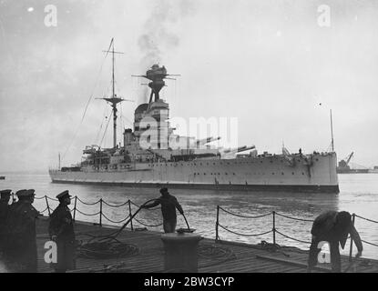 Cuirassé maison de la méditerranée . Les marins passeront noël en Angleterre . le navire de guerre HMS Resolution (numéro 09 ) de 29 , 150 tonnes est arrivé à Porstmouth d'Alexandrie après avoir terminé plus de deux ans de service sur la station méditerranéenne . Beaucoup de marins d'autres navires de guerre étaient à bord d'elle ainsi que son propre équipage pour qu'ils puissent passer noël à la maison . La résolution bes du HMS a été relevée par le HMS Ramillies ( 07 ), qui est de classe et de tonnage similaires . Photos spectacles , HMS résolution arrivant à Portsmouth . 5 novembre 1935 Banque D'Images