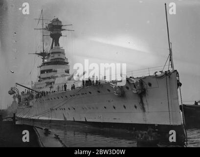 Cuirassé maison de la méditerranée . Les marins passeront noël en Angleterre . Le navire de guerre HMS Resolution (numéro 09 ) de 29 , 150 tonnes est arrivé à Porstmouth d'Alexandrie après avoir terminé plus de deux ans de service sur la station méditerranéenne . Beaucoup de marins d'autres navires de guerre étaient à bord d'elle ainsi que son propre équipage pour qu'ils puissent passer noël à la maison . La résolution bes du HMS a été relevée par le HMS Ramillies ( 07 ), qui est de classe et de tonnage similaires . Photos spectacles , HMS résolution arrivant à Portsmouth . 5 novembre 1935 Banque D'Images