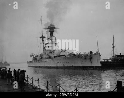 Cuirassé maison de la méditerranée . Les marins passeront noël en Angleterre . Le navire de guerre HMS Resolution (numéro 09 ) de 29 , 150 tonnes est arrivé à Porstmouth d'Alexandrie après avoir terminé plus de deux ans de service sur la station méditerranéenne . Beaucoup de marins d'autres navires de guerre étaient à bord d'elle ainsi que son propre équipage pour qu'ils puissent passer noël à la maison . La résolution bes du HMS a été relevée par le HMS Ramillies ( 07 ), qui est de classe et de tonnage similaires . Photos spectacles , HMS résolution arrivant à Portsmouth . 5 novembre 1935 Banque D'Images