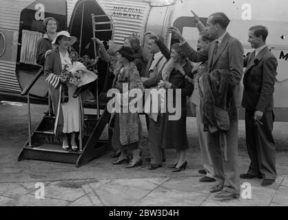 La société fille vole au Soudan pour le mariage à Atbara . Mlle Jonne D Briscoe George départ de Croydon avec ses mascottes et ses fleurs . 13 octobre 1935 Banque D'Images