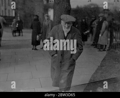 Le plus ancien électeur de Grande-Bretagne marche un mile à l'âge de 103 ans pour voter . M. Frederick Jackson de Sidcup , Kent , qui, à l'âge de 103 ans, est considéré comme le plus ancien électeur de Grande-Bretagne , a marché à 800 mètres jusqu'au kiosque de vote pour enregistrer son vote , puis a marché à nouveau à 800 mètres à la maison . Il a refusé toutes les offres de voitures . 14 novembre 1935 Banque D'Images