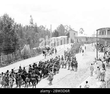 L'empereur célèbre en plein coeur de la crise anniversaire de la couronnement . Malgré la menace de l'invasion italienne, l'anniversaire du couronnement de l'empereur Haile Selassie d'Abyssinia a été célébré avec la faste régale à Addis-Abeba. L'événement a été commémoré par une procession d'État dans la ville de te et un grand défilé militaire . Des milliers de tribesmen menés par d'importants chefs se sont enfermés dans la capitale pour rendre hommage à leur dirigeant et lui exprimer leur loyauté dans la crise actuelle . Photos , tribesman de la province de Gore se bloquant à Addis Ababa pour les cérémonies . 15 novembre 19 Banque D'Images