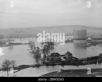 Treize villages de Kent coupés par des inondations . Gesomètres entourés d'eaux d'inondation à Tonbridge , Kent . 18 novembre 1935 Banque D'Images