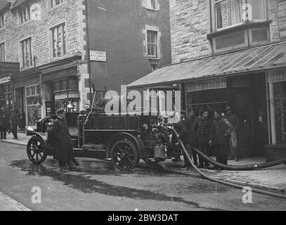 Les pompiers pompent de l'eau dans les magasins à la suite de graves inondations à Swanage . Pompiers pompant l'eau d'un magasin inondé dans la rue High à Swanage , Dorset . 19 novembre 1935 Banque D'Images