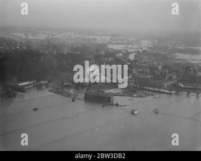 Treize villages de Kent coupés par des inondations . La campagne inondée à l'est de Tonbridge . 18 novembre 1935 Banque D'Images