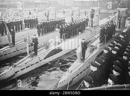 Les nouveaux U-boats allemands volent le drapeau naval d'Hitler . La scène comme le nouveau drapeau naval allemand a été hissé sur les nouveaux U-boats à Kiel . 9 novembre 1935 Banque D'Images