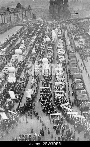 Des millions et demi de personnes défilent à Moscou le 16e anniversaire de la révolution . Une vue générale des dizaines de milliers de travailleurs qui marchent sur la place Rouge . 10 novembre 1935 Banque D'Images