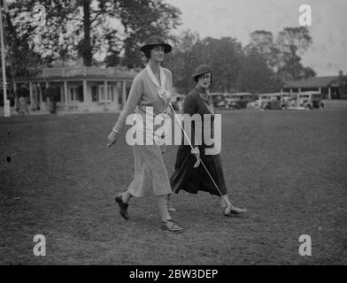 Tournoi parlementaire de golf pour dames à Ranelagh . Lady Sandhurst ( à gauche ) et Mme Dulcie Sasson . 18 octobre 1935 Banque D'Images