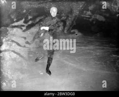 Sir Samuel Hoare va patiner au club de patinage de la Reine avant de s'attaquer aux problèmes internationaux . 8 octobre 1935 Banque D'Images