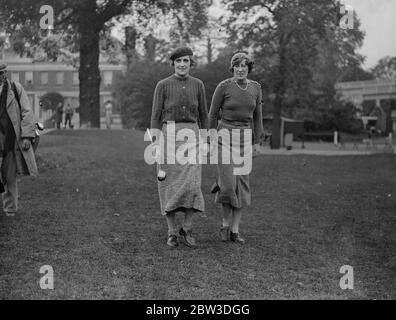 Tournoi parlementaire de golf pour dames à Ranelagh . Mme Fitzroy Chapman et Mme Christopher Lowther ( à droite ) sur le cours . 18 octobre 1935 Banque D'Images