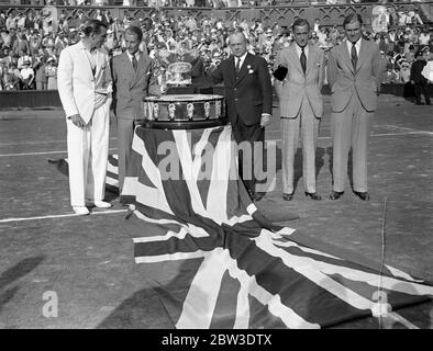 La princesse Helena Victoria présente la coupe Davis à l'équipe britannique victorieuse . Photos Roper Barrett , le capitaine non-joueur tenant la coupe Davis , avec l'équipe britannique victorieuse à Wimbledon , avec Fred Perry , Bunny Austin , Roper Barrett , Patrick Hughes et Raymond Tuckey . 30 juillet 1935 Banque D'Images