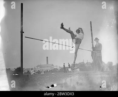 Les athlètes lycéens de Paris rencontrent l'équipe de Londres pour la première fois à l'école Rutlish , Merton , Londres . La photo montre Andre Perissel effectuant le saut en hauteur . 26 juillet 1935 Banque D'Images