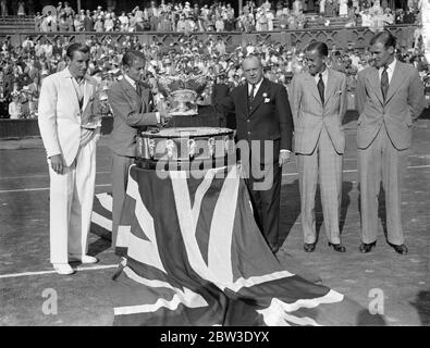 La princesse Helena Victoria présente la coupe Davis à l'équipe britannique victorieuse . Photos Roper Barrett , le capitaine non-joueur tenant la coupe Davis , avec l'équipe victorieuse de Britiash à Wimbledon , avec Fred Perry , Bunny Austin , Roper Barrett , Patrick Hughes et Raymond Tuckey . 30 juillet 1935 Banque D'Images