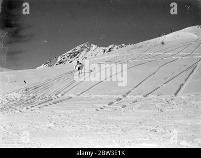 Vert de l'équipe de ski de Cambridge qui a battu Oxford à St Moritz . 28 décembre 1934 Banque D'Images