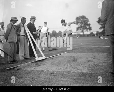 Les athlètes lycéens de Paris rencontrent l'équipe de Londres pour la première fois à l'école Rutlish , Merton , Londres . Photos , Hery Roberts dans le long saut . 26 juillet 1935 Banque D'Images