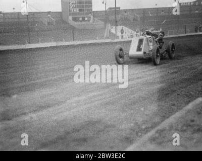 West Ham speedway pour présenter les courses de voitures midget . Brooklands porte-disque conçoit nouveau bébé . Photos montre Harold ( Tiger ) Stevenson . donne la terre comme il prend un coin dans une voiture midget à West Ham . 20 juin 1935 Banque D'Images