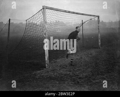 Percy Hooper , nouveau gardien de but de 6' Spurs , essaie sa pratique à White Hart Lane . 8 janvier 1935 Banque D'Images