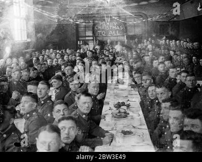 Les hommes du 1er Bataillon East Lancashire Regiment apprécient le dîner de Noël à Brebach . 26 décembre 1934 Banque D'Images