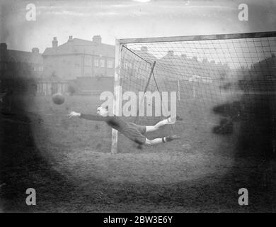 Percy Hooper , nouveau gardien de but de 6' Spurs , essaie sa pratique à White Hart Lane . 8 janvier 1935 Banque D'Images