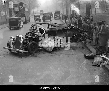 La voiture s'écrase dans les arbres à Tooting . 30 novembre 1934 Banque D'Images