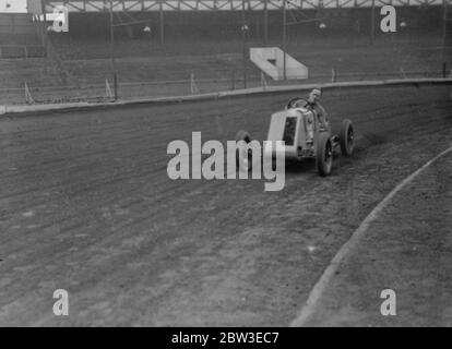 West Ham speedway pour présenter les courses de voitures midget . Brooklands porte-disque conçoit nouveau bébé . Photos montre Harold ( Tiger ) Stevenson . donne la terre comme il prend un coin dans une voiture midget à West Ham . 20 juin 1935 Banque D'Images