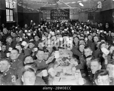 Les hommes du 1er Bataillon East Lancashire Regiment apprécient le dîner de Noël à Brebach . 26 décembre 1934 Banque D'Images