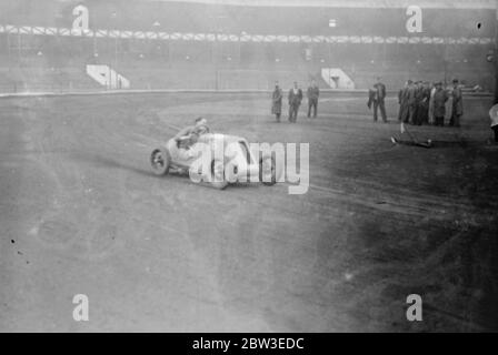 West Ham speedway pour présenter les courses de voitures midget . Brooklands porte-disque conçoit nouveau bébé . Photos montre Harold ( Tiger ) Stevenson . donne la terre comme il prend un coin dans une voiture midget à West Ham . 20 juin 1935 Banque D'Images